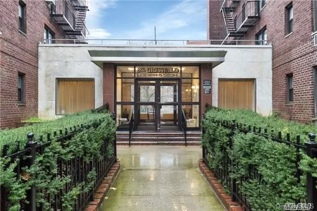 A Rare Gem Inside Of The Classic Griswald Development. This Oversized 1Br Apartment Is Loaded With Tons Of Custom Upgrades That Are Guaranteed To Capture Everyone&rsquo;s Attention. Updated Kitchen, Floors, Electric, Custom Built In Closets, Low Maintenance And More. Just Minutes To The E & F Train&rsquo;s Recently Upgraded Briarwood Subway Station And Other Transportation!