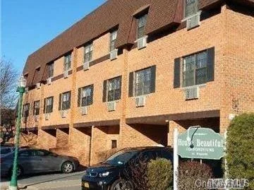 Beautiful Renovated 1Bed Condo. Near Park And Transportations.Marble Island Kitchen Table. Expanded Large Closet. Washer And Dryer In Unit. Wood Flr.