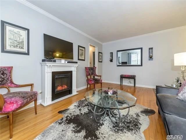 Stunning 1 Br In Country Club-Like Setting. Newly Renovated Kitchen W/Ss Appliances & Bkfst Counter, Lr, Bedroom And Updated Bath. South-Facing Apartment Features Hw Floors, Outdoor Parking Space. Amenities Includes Olympic+Kiddie Pools, Volleyball/Basketball Courts, Playground, Park + Party Room. Security Patrol, Steps To Lirr, Pet Friendly.