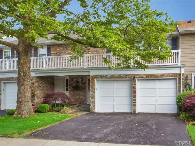 Motivated Seller! Amazing Value For The Cedarwood Model In The Woodlands! Largest 3 Bedroom, 3 Full Bath Cedarwood Model With Finished Loft Space, Large Finished Basement & 2 Car Garage. Hardwood Floors, New Full Bath On The First Floor, Wood Cabinets In The Kitchen, Private Patio. Pool/Tennis/Clubhouse Community. Syosset Sd.