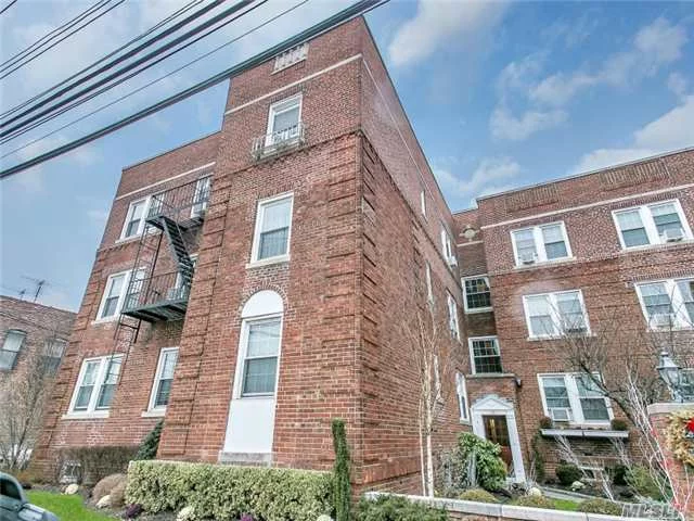 Beautiful Wide Line Two Bedroom Corner Unit Set In The Heart Of Manhasset. This Bright And Sunny Apartment Features A Large Living Room, Dining Room, Eat-In Kitchen, Full Bath,  High Ceilings, New Windows, Hardwood Floors Throughout, Arched Doors And Moldings. Laundry And Storage In Basement And Convenient To Shopping And Manhasset Train Station.