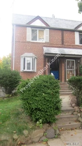 Lovely 2-Family Semi-Attached House, Good For Investment And Living, Step Away From St.John&rsquo;s University, Close To Bus Stopq65 /Train /Highway/Shopping Etc.