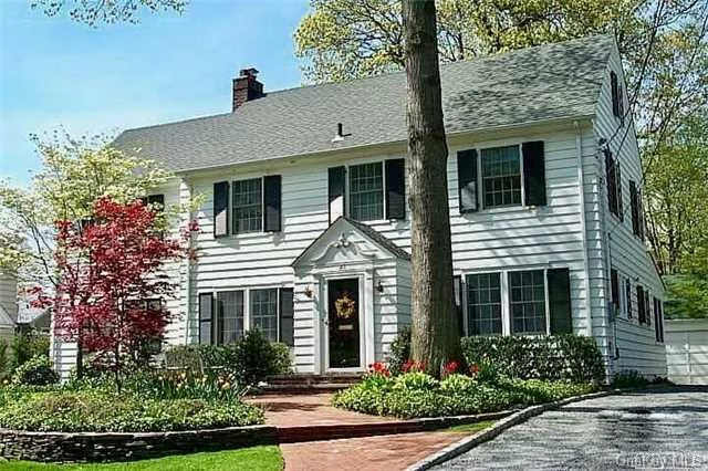 Located On One Of The Most Desirable Blocks In The Village Of Munsey Park. This Beautifully Renovated Classic Colonial Boasts An Open Floor Plan With Spacious & Sun Filled Rooms. Family Room W/ Fpl, Living Room, Fdr & Eik. All 4 Bedrooms Located On The 2nd Floor: Mbr W/ Master Bath And Walk In Closets. Close Proximity To Munsey Park Elem. & Lirr A True Munsey Park Gem