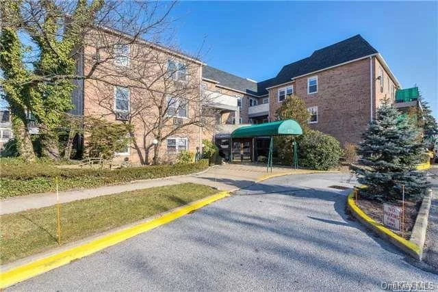 Large Junior 4 In Desirable Greentree Condo. Minutes Away From Shopping, Dining & Lirr. Full Bath Recently Updated In 2008. Dishwasher Only 1 Year Old. 1st Flr Living W/Lr, Fdr, Mbr, Eff Kitchen & Full Bath. Condo Offers Indoor Parking, Outdoor Pool, Gym & Storage.