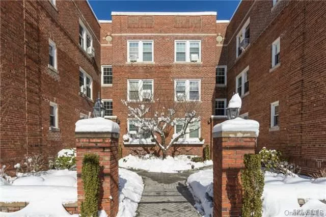 Stunning 1Bdrm Corner Unit Set In The Heart Of Manhasset Feat. Eastern, Western & Southern Exposures. Bright & Sunny Apart Feat. A Generous L/R, Renovated Kitchen & Bath, Stainless Steel Appliances, Dining Area, High Ceilings, New Windows, Freshly Painted Walls & Lots Of Storage. Perfect Commuter Apartment W/5 Min. Walk To Train. Maint.$575.25. Strong Co-Op!! Won&rsquo;t Last!