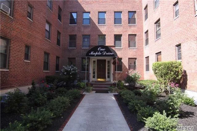 Large Studio With Gallery Kitchen And Two Large Closets. A Perfect Location, In The Heart Of Town, Just Minutes To Lirr, Shopping, Restaurants And Parks. Less Than 25 Minutes On Lirr To Manhattan.