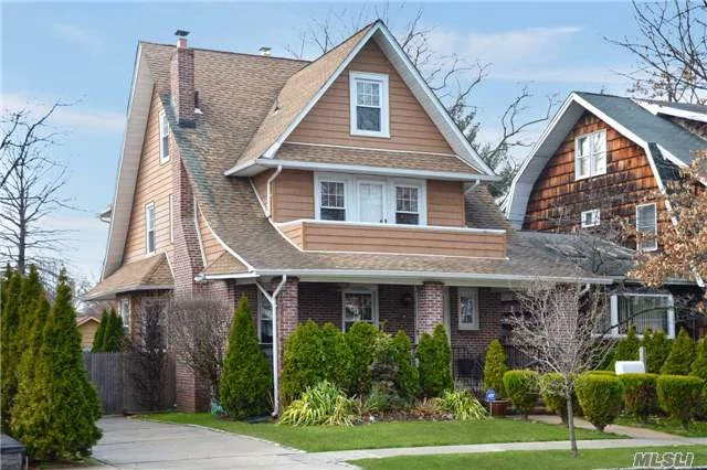 Fabulous Super Spacious 5 Bedrooms , 2.5 Baths Sidehall Colonial House Has Just Arrived ! Formal Living Rm W/Fpl & Beamed Ceilings. New Renovated Kitchen W/Granite Counter Tops & New Bath. Beautiful Details With Terrific Curb Appeal. Eastern Exposure Sunny House ! Walk To Bell Blvd & Lirr. Best School Dist#26. Must See !