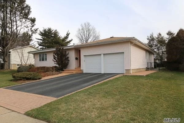 Desirable Exp. L-Shaped Ranch Located In The Heart Of W.Birchwood, Features A Mstrsuite W/Jacbth+Shwr, 2 Brs, Updated Bth, Flr, Fdr, An Added Great Room W/Fpl, Anderson Windows & Custom Shades, Gleaming Hw Flrs Thru-Out, Updated Eik W/ New Appliances, Ceramctiles, Newer Roof, Gutters & Leaders, Huge Bsmt W/Closets, New Heating System & Hw Heater, Bckup Generator, Jericho Sd