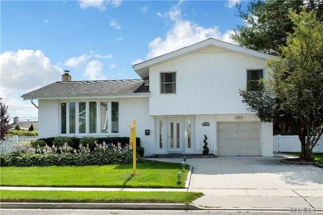 Lovely Updated Light/Bright Split Level In Move-In-Condition, Entry Foyer Overlooking Family Rm, Light Wood Kitchen/Granite/Ceramic Flr/Sliders To Deck And Patio, Cathedral Ceiling In Lr, Bay Window, Jacuzzi Tub & Skylight, Alarm, Cedar Closet, Syosset Sd#2-Robbins Lane Elem , * Near All*