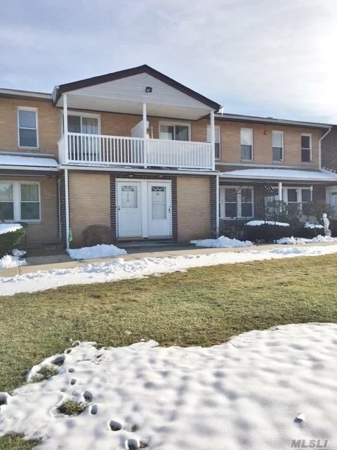 Beautifully Updated Upper One Bedroom Unit In A Gated Community! Amenities Include Pool, Clubhouse, Tennis, Playground. Located Near Main Roads And Shopping. Laundry In The Unit.