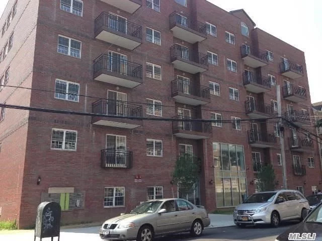 A Beautiful Condo Located In The Heart Of Downtown Flushing. It Futures 2 Bedroom 2 Full Bath, Lr/Dr, Balcony, Close To Buses, Subway Station, Lirr, And Supermarket. Laundry And Dryer On The 1st Floor. Only Water Is Included.