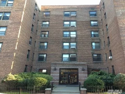 Large Spacious 1 Bedroom Apartment For Rent. Great Condition Unit With Separate Eat-In Kitchen, Updated Bathroom And Ample Closet Space. Great Location, Close To Subway And Buses. Live In Super, Elevator Building With Laundry In Basement.