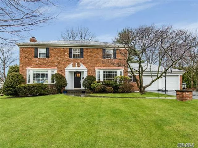 Impeccably Expanded And Updated In 2016, This Munsey Park Colonial Features A Stunning 2-Story Entry, Beautiful Millwork, A Genuinely Impressive Chef&rsquo;s Kitchen, Large Family Room And Gorgeous Bathrooms. Second-Floor Laundry.3500 Sqft Of Total Living Space, Great Floor-Plan - Perfect For Entertaining. Low Taxes. A Must-See For Those Who Want To Just Move In & Enjoy Life!