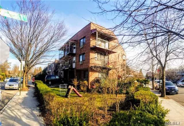 Large 3 Bedroom/ 2 Full Bathroom Apartment In Forest Hills. The Unit Features Spacious Rooms, 4 Balconies And Ample Closet Space. Located In A Great Neighborhood, Close To Schools, Buses And Shops.