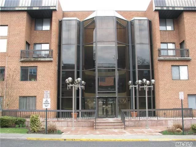 24 Hour Doorman Building Spacious One Bedroom Lshaped Living Room, Dining Room. Eat-In-Kitchen, Washer & Dryer In The Appartment. Loads Of Closet Space. Prime Location. Short Distance To Lirr