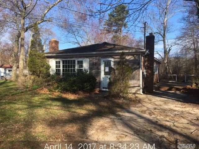 Phenomenal Pricing For This Lake Side Property!! This 3 Bedroom, 1 Bathroom Is The Perfect Starter Home. Brick Fireplace In The Main Living Area. Lots Of Windows For Natural Lighting. Located On A Quiet Residential Street. No Through Traffic On This Private Road. Close To Shopping And Main Street For Easy Commuting And Public Transportation.