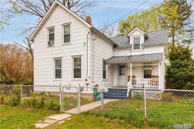 Vintage Colonial, 3 Bedroom, Family Room, Formal Dining Room, Huge Eik, Parade Porch, Enormous Yard.