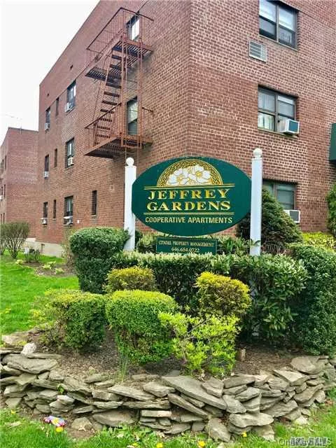 Brand New To The Market In Jeffery Gardens ! Spacious Corner Unit Recently Painted Features Airy Open Layout With Updated Kitchen And Dining Area. 2 Large Bedrooms And 1 Full Bathroom. Swimming Pool For Use, Laundry Rooms, & Security. Near Schools, Shops & Transportation.