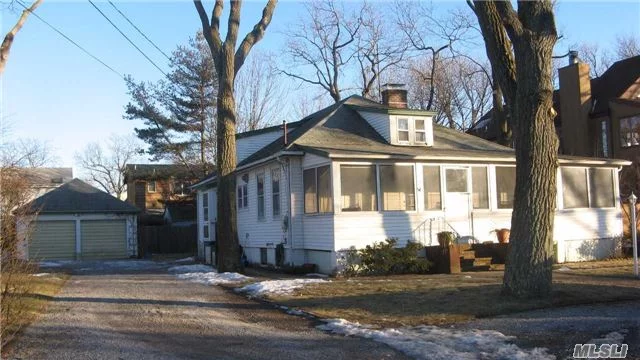 Great House With Private Beach For Residents, Full Of Charm, 1/2 Block From Private Beach For Residents