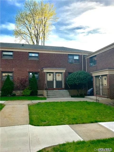 Upper Corner Unit Newly Listed In Windsor Oaks! Largest Two Bedroom Features Hardwood Flooring Throughout & Updated Kitchen With Dishwasher. 2 Spacious Bedrooms & Bathroom. Nicely Nestled Within A Well Landscaped Courtyard. Near Schools, Shops, Transportation. Qm5 & Qm8