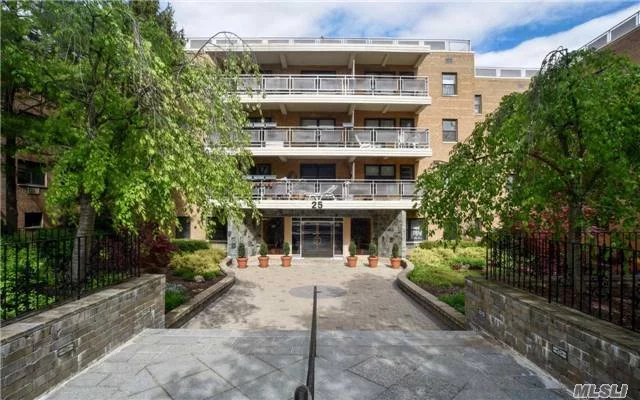 Lovely Sunny Airy Priv Top Fl Corner Unit 2 Bed/2 Ba In Premier Bldg On Quiet Tree Lined St In Gn Plaza. Ent Foyer, Huge Liv Rm/Din Rm W/Open Layout, Sep Master Ste W/Full Ba. Custom Closets, Windowed Kitch, Hardwood Flrs. Sun Drenched Terrace Facing West. 2 Blks From Exp Lirr To Nyc, Buses, Shops. 2 Miles From Fresh Meadow Country Club. Prestigious Gn Schools!