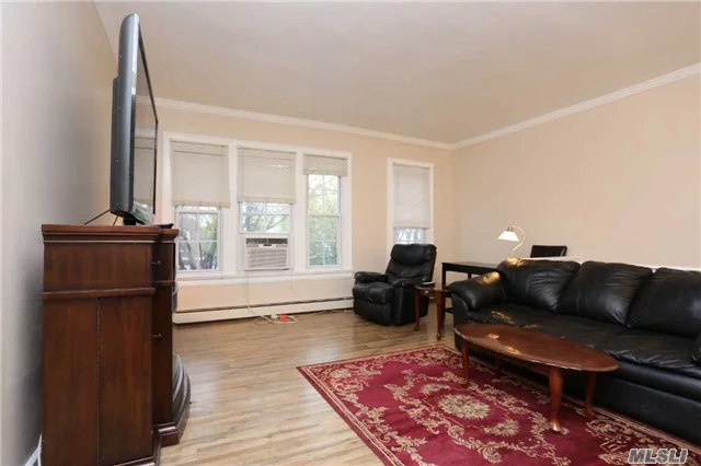 Large Sunny 1 Bedroom In A Prime Bayside Location. One Block From Restaurants And Shopping. Two Blocks From The Lirr Bayside Station - 26 Minute Ride To Penn Station. Pet Friendly, One Small Dog Allowed Up To 20Lbs.