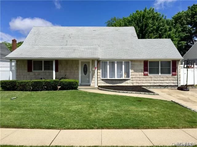 Welcome To This Lovely Cape Cod Home, Located In Sd 21, Updated Kitchen With Ss Appliances, Open Floor Plan, Laminate Flooring, Pvc Fencing, Crown Molding, Great Neighborhood, Make This Your Home.!!