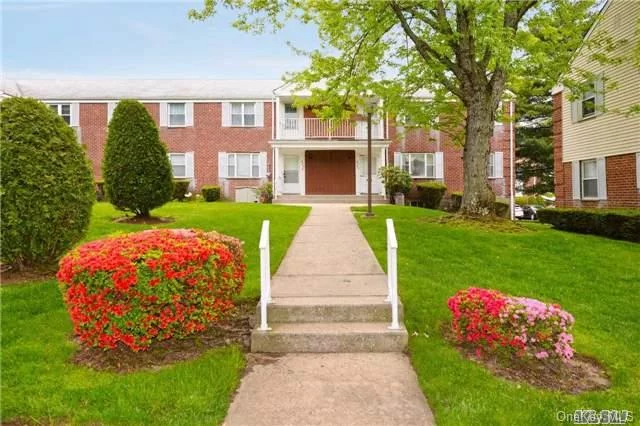 Garden-Style Living Condo! Near-All, Sizable 2028 Sqft (Inc. Fin. Bsmt) Triplex, End Unit Located In Tranquil Park-Like Community. Features Spacous, Sun-Drenched Rooms On All Flrs, Wonderful Layout Thru-Out. Comfortable High Ceilings, And More! Has Great Potential!