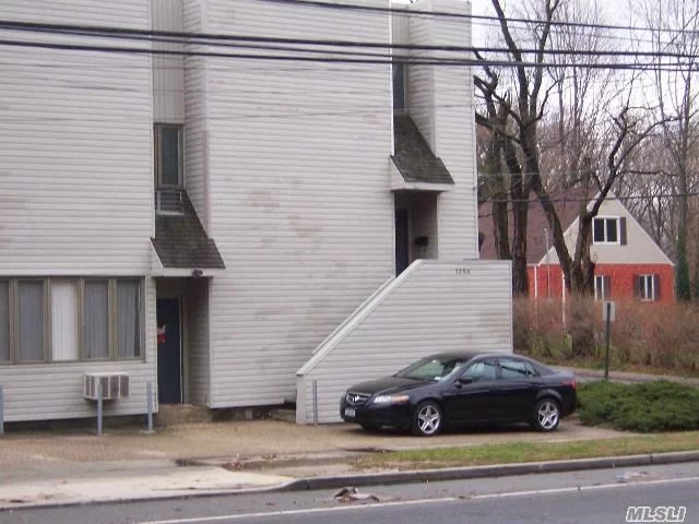 Sunny And Bright Recently Updated 2 Bedroom 1.5 Bath Duplex. Living Room, New Kitchen W/ Breakfast Area, Deck, Off Street Parking, Washer And Dryer, 2 A/C Units, Close To Town And Less Than .5 Miles To Train Station.