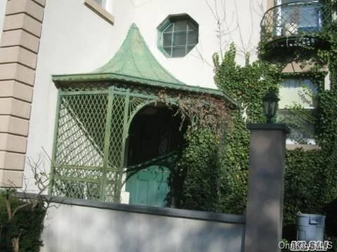 Old World Charm Building- Apartment Located On Second Floor . Close To Shopping And Dining.