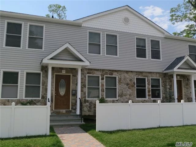 New Construction Duplex In Manhasset Isle 3 Brs X 2.5 Bths, Living Room/Dining Room And Modern Kitchen, Cac, Gas, Full Finished Basement W/Laundry. Off-Street Parking For 2 Cars.