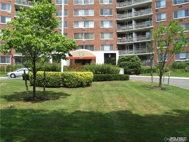 Spacious One Bedroom With View Of Little Neck Bay. Long Entry Hall, Large Closets Throughout. Luxury Co-Op With 24Hour Doorman, Pool, Health Club, And Private Parking. Low Maintenance (1023.19) Which Includes All Major Utilities, Even Electric!! Located Near Express Bus, Lirr, Dining And Shopping. Great Walking And Bike Paths Across From Oakland Lake.