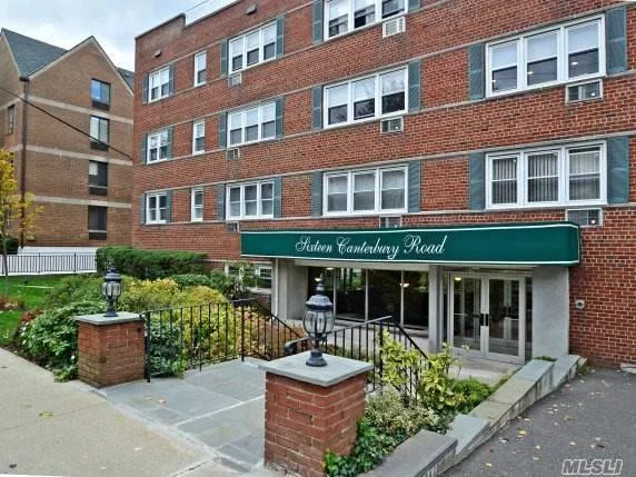 Beautifully Renovated 2 Br, 2 Bth Corner Apt. Fabulous Kitchen/Quartz Counter Tops, Stainless Appliances, L-Shaped Dining Area. Two New Full Bathrooms, Lots Of Closets, Laundry On Lobby Level, Two Exposures, Near Lirr, Shopping And Park. Gn Park District Includes Pool/Lazy River, Tennis, Boating, Ice-Skating Rink, Boating Marina And More. Only 27 Minutes To Manhattan.