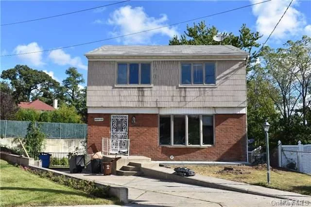 Beautiful Whole House Rental In Bayside! Large Living Rm, Dinning Rm, Eat-In-Kitchen. Spacious 3Brs, Walk-In-Closet. Just Renovated! Gorgeous Hardwood Floor Through Out. Fresh Paint! Walk To Lirr & Shops. Best School District #26.