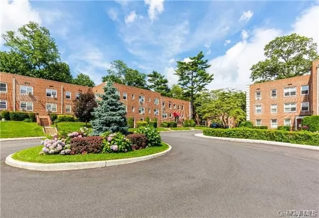 Stunning Renov- Lgest 1 Br, Corner Unit/Gorg Open Hilltop Views In Roslyn Gardens. Beautiful Manhattan-Feel/All New Eik/Top-Of-The-Line Ss Appls Incl Stove, Refrig, Dshwshr & Micro. Streamlined Cabinetry. Fully Renov Fbth/Steam Shower. New Wndws, Gleaming Hdwd Flrs Thru-Out Adjust Radiators, Bike Storage. Truly Mint Cond. Maint Incl Taxes, Water, Heat, Snow Rem, Lndscping.