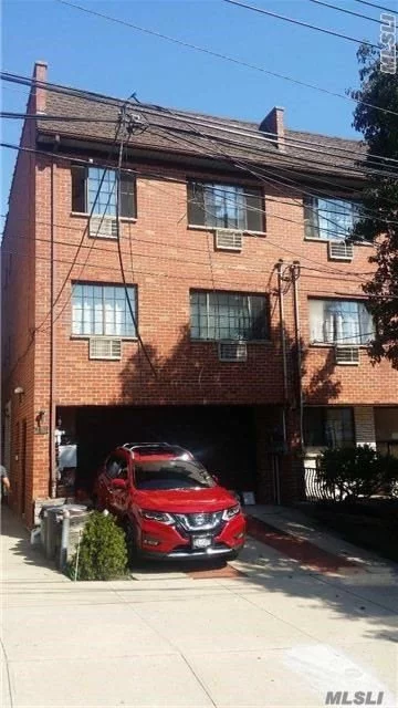 All Brick Semi-Detached, Building Less Than 30 Yrs Old, 5 Minutes To Queens Center, Convenient To Subway & Buses.