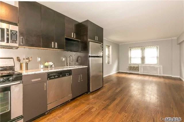 Great Location! This Sunny 1 Br Co-Op Is Just 2.5 Blocks From The Gn Lirr Station & Town. It Boasts An Open Renov Open Granite Kitchen W/ A Spacious Lr & Dining Area, & Large Bdrm. Laundry Rm And Storage Rm Are 1 Elevator Flight Down. Low Maintenance, Cat Friendly. Gn Park District Amenities Include Pool, Tennis, Ice Rink, 11 Parks 1 Waterfront W/Boating, Gn South Schools,