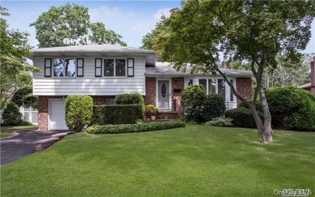 Triangle Area In Melville! Beautifully Maintained Split. Andersen Windows Main & 2nd Flr. Bay Windows & Skylights In Lr & Eik. Gas Heat & Hw. Hw Floors. Appliances Within 5 Years. Private Backyard. Sunny Home. Wonderful Location. Convenient To All.