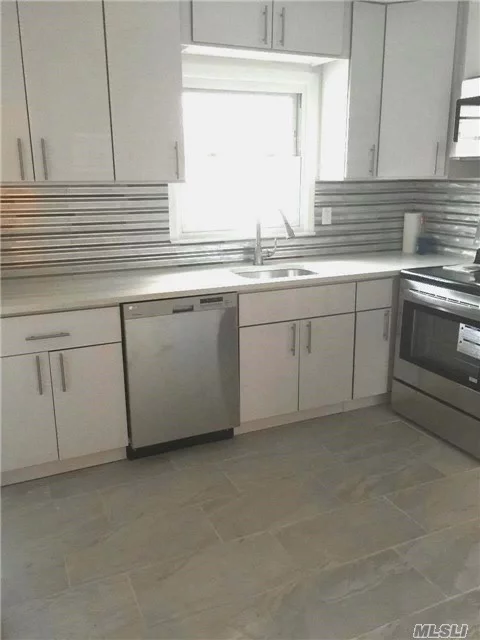 Luxury Living In This Modern, Bright And Spacious 3 Bedroom, 2 Full Bath Duplex Showplace, Gleaming Hardwood Floors, Designer Kitchen And Baths, Washer/Dryer, 2 Car Parking, Top Location & Schools, Close To Shopping & Transportation To Ny City...Sorry, No Pets Allowed