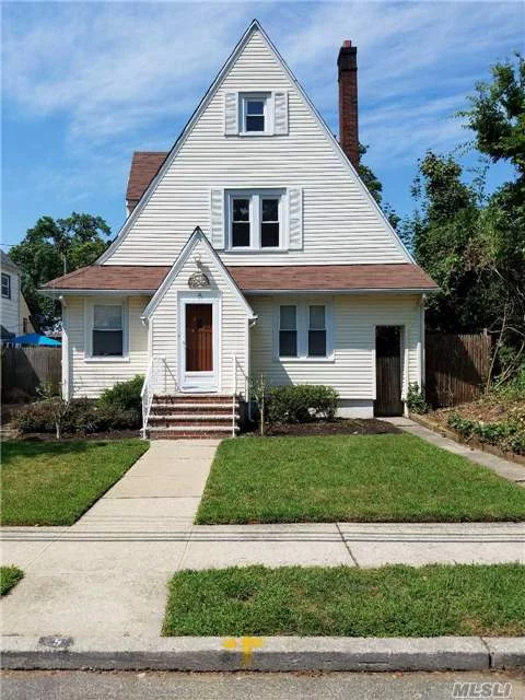 Beautiful Brookwold Area. Charming 3 Br, 2 Bath Colonial With Finished Basement. On A Dead End Street.Wood Floors, Formal Dining Room An Eat In Kitchen And A Fenced In Yard Complete The Picture. Walk To Rail Road And Shopping.Quick Commute To Manhattan Come And See For Yourself.