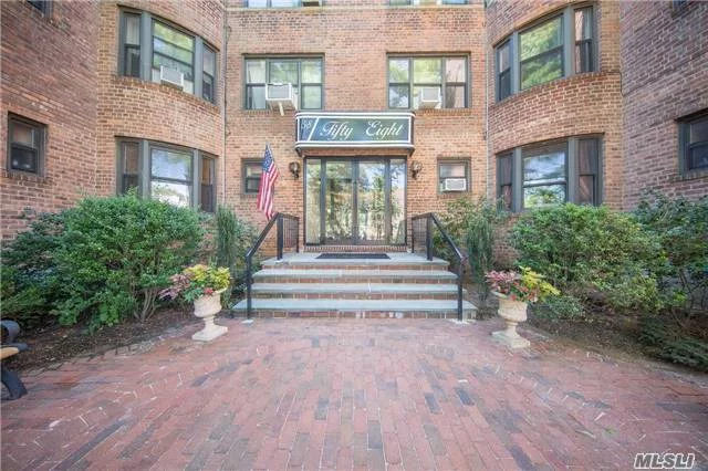 Spacious Studio With Tons Of Storage! 6 Large Closets. High Ceilings And Lots Of Natural Light. Eat In Kitchen With Separate Dining Area. Free Storage Locker In Basement. Less Than 1/4 Mile To Lirr. Just Blocks To Downtown Great Neck. This Apartment Is A Must See!