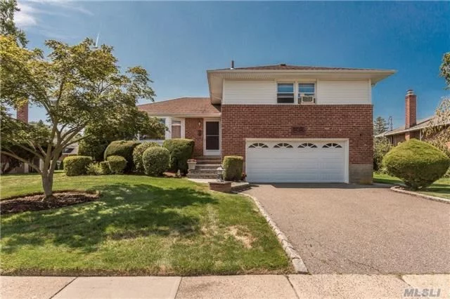 Fabulous Syosset Woods Brick Split, Perfect Mid-Block Location. 1st Time On Mkt. Low Taxes! Make It Your Own! Spacious Lr And Dr, Eat-In Kitchen, Master Bedroom With Newer Full Bathroom. 2 Additional Bedrooms And A Full Bath. Large Den W/Powder Room & Entrance From 2 Car Garage. Many Updates-New Gas Heat, Hw Heater, Architectural Roof. Walk To Highway/Library/Stores