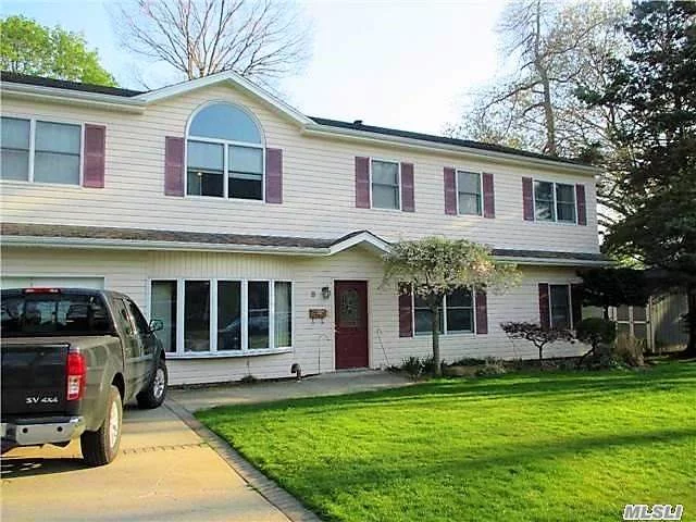 Mint Massapequa Woods 2nd Floor Apt Rental In A Quiet Mid-Block Hiranch. Own Entry & Own Cac/Heat Therm + Yard Use! Eat-In-Kit, Dining Area, Fam Rm W/ Vaulted Ceilings, Mstr Bdrm W/ Own Full Bathrm & Jetted Tub, 2 Add&rsquo;l Bdrms, Add&rsquo;l F Bath, & Brand New W/D For Laundry! Utilities Included Except For Split (50%-50%) Electric Bill. Wifi+2Cable Boxes Incl. *Credit Ck Required*