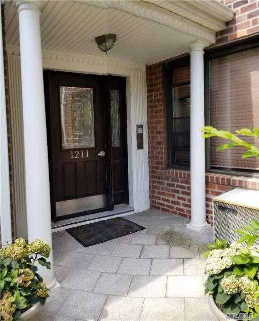 Spacious 2 Bed 2 Bathroom Unit With Private Terrace Off Master Bedroom. Hardwood Floors, With Large Eik.