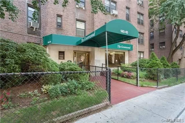 Move In Ready 2 Bedroom In The Greenwood. Subletting Permitted. No Flip Tax. Centrally Located To All In Briarwood, Queens, You Can Walk To The Subway And City Buses, Shopping, And Jump On Major Highways. The Greenwood Has A Luxurious Lobby, Elevator, Laundry, Storage, Parking. Must See!!!