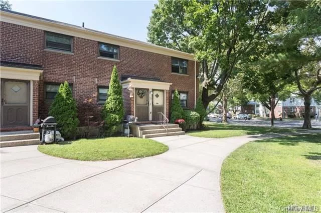 Newly Listed In Windsor Oaks ! Welcome Home To This Spacious & Clean Upper Corner Unit - Features Updated Kitchen With Dishwasher, Renovated Bathroom, Berber Carpeting & Pull Down Attic For Storage. Very Nicely Kept - Sitting On Well Landscaped Grounds. 24 Hr Security, Laundry Rooms, Too Many Extra&rsquo;s ! Near Schools, Shops & Transportation.