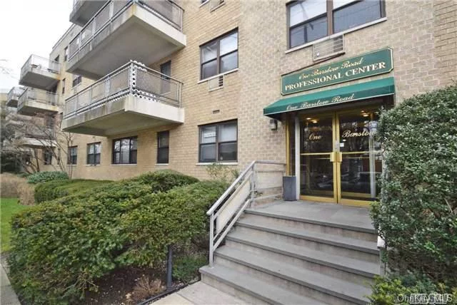 Medical Condo In The Heart Of Great Neck. Office, Waiting Room, 2 Bathrooms. Parking On Premises. Conveniently Location To Transportation.