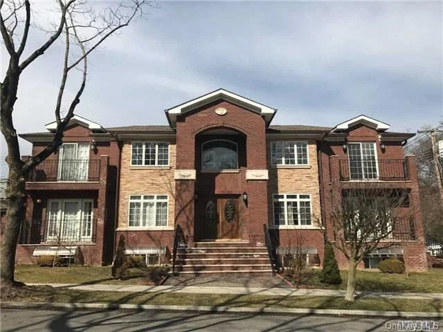 2 Bedrooms 1 Full Bath Apartment Located At Luxury House For Independent Entrance At Oakland Gardens. Corner Property, Sunny And Bright. House Only 4-Year-Older And Entrance At E. Hampton Blvd. Approx 850 Sqft. 26 School District With Ps 203, Ms 158 And Cardozo H.S., Nearby Q30/Qm5/Qm8/Qm35 Bus Stops. Tenant Pays For All Utility And Only Included Water.