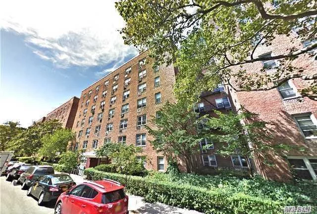 Roomy Studio Co-Op , Laundry In Building. Heat, Gas, Water & Building Insurance Included In Maintenance,  Electric Separate .Prime Location. 5 Minutes Walk To Center Of Flushing Easy Commute To The City Subway, Lirr, Bus Hubs, Entertainment, Shopping And Dining.