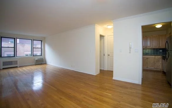 Totally Renovated Just Few Years Ago! 24-Hour Doorman, Elegant Lobby Designed, Laundry In The Building, And A Landscaped Roof Deck W/Breathtaking Views.Apartment Features H/W Floors, Modern Kitchen With Stainless Steel Appliances And Granite Counter Tops.The Building Is Located In Murray Hill, Convenient To All.